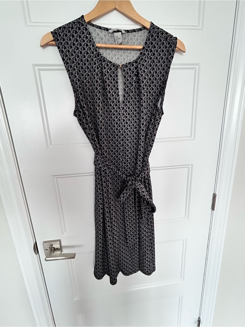 H&M Black and White Sleeveless Tie-Waist Midi Dress